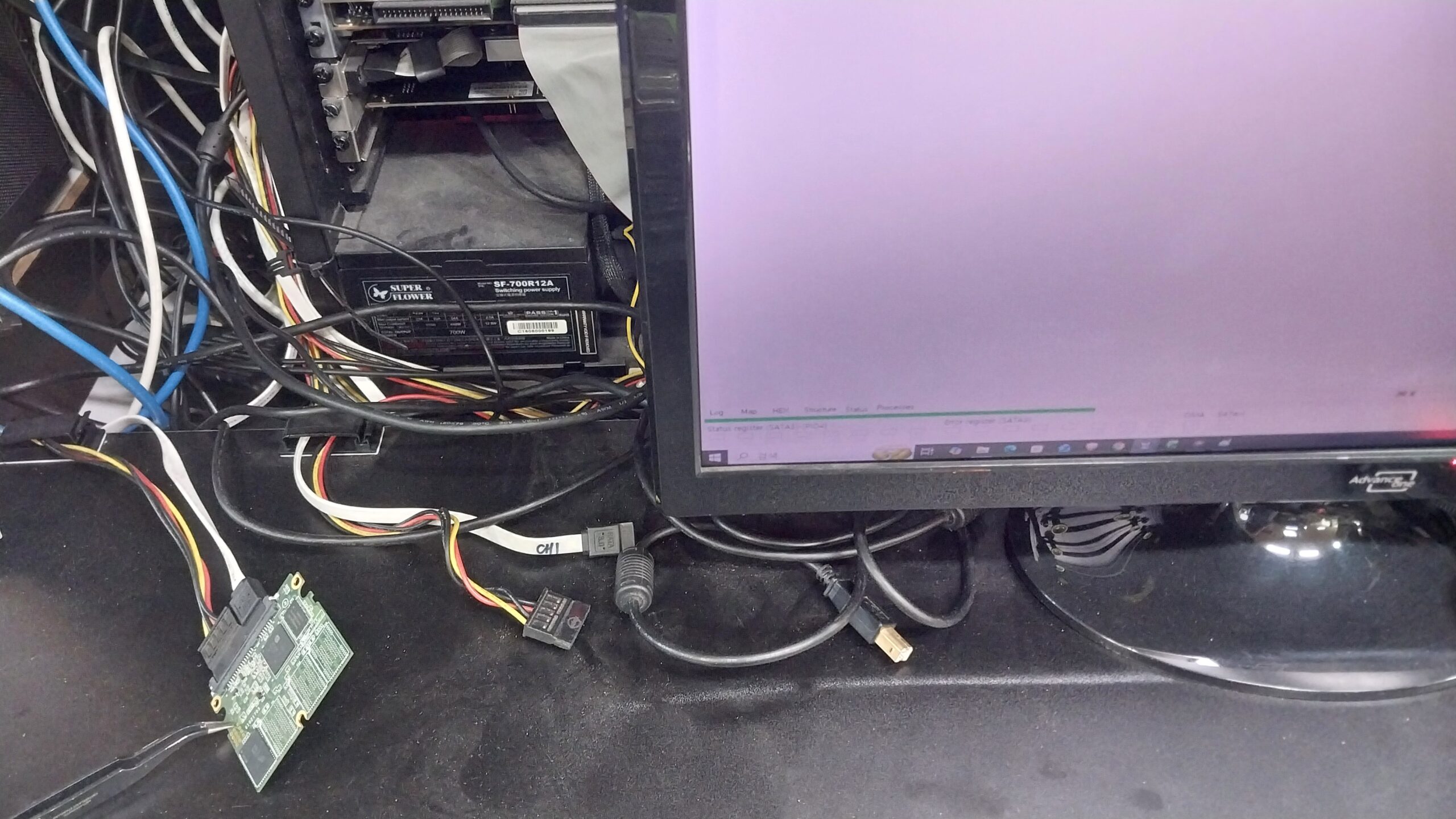 PC-3000 SSD 전문 데이터복구 장비와 SSD 연결 모습